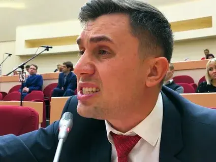 Этому члену парламента отключили микрофон через 20 секунд за то, что он выступил против реформ и предложил снизить пенсионный возраст.