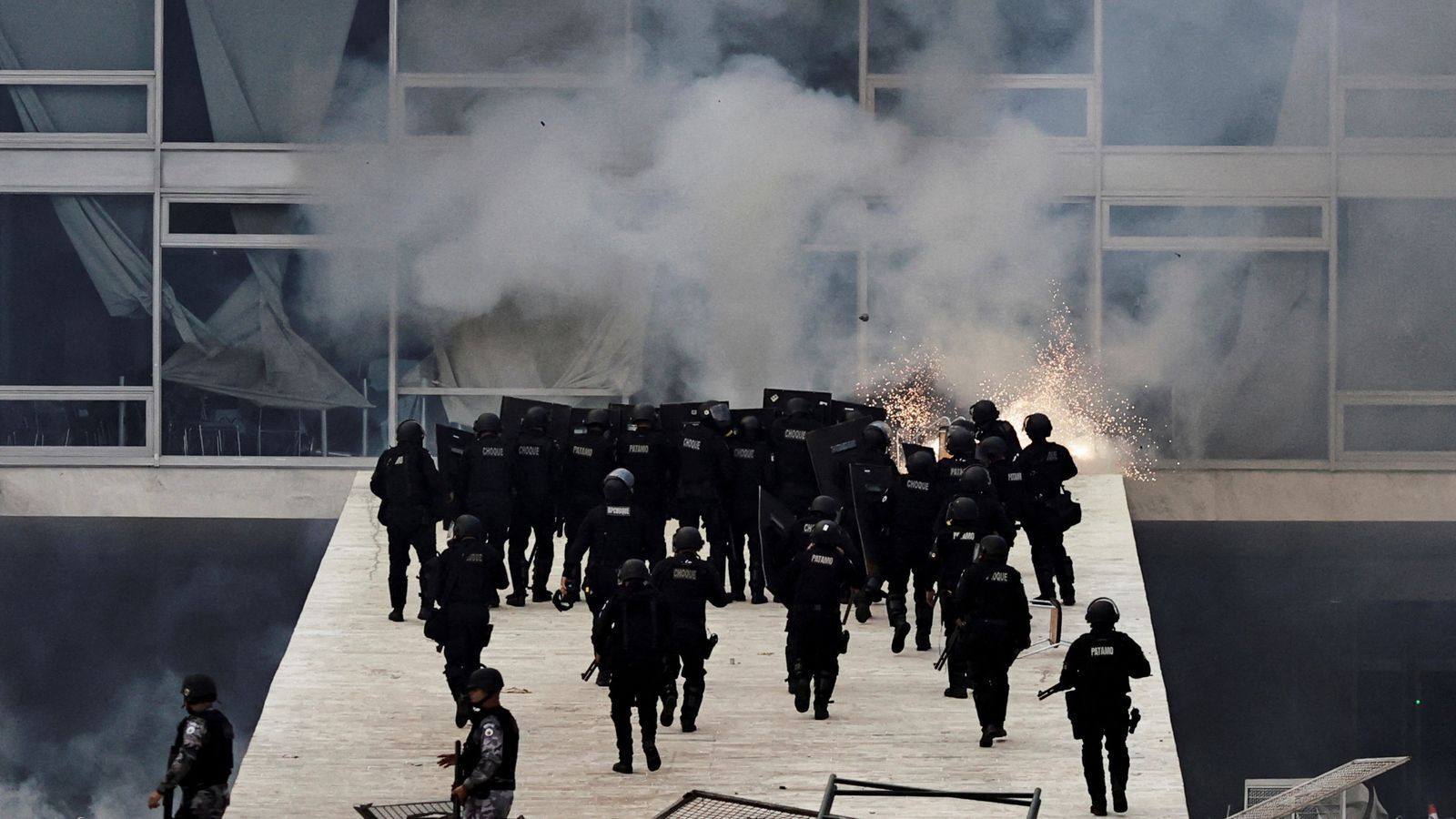 Новый президент Бразилии уволил главнокомандующего армией страны после восстания крайне правых