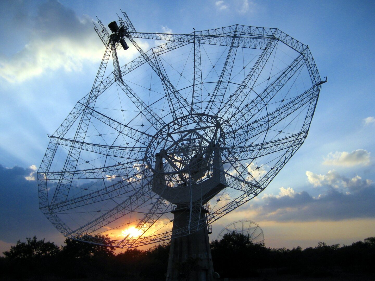 Радиосигнал, захваченный из далекой галактики в девяти миллиардах световых лет от Земли