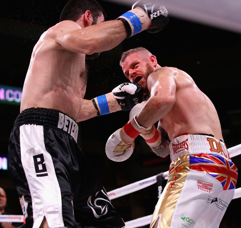 Бетербиева в первый раз выслали в нокдаун. Россиянин рассердился и вырубил конкурента