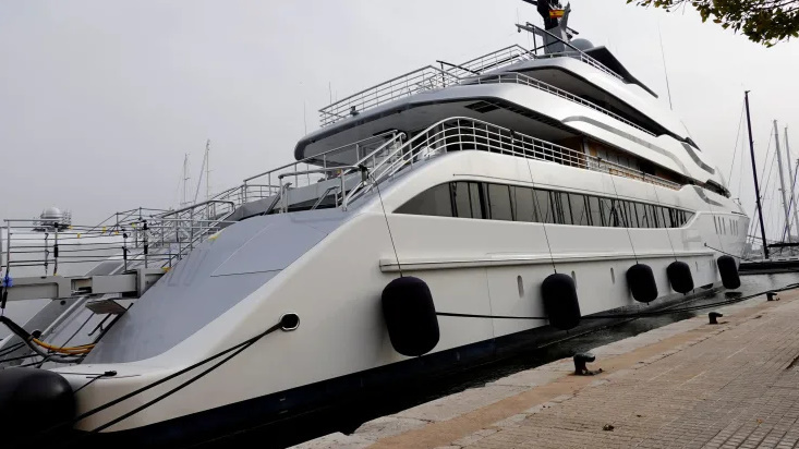 Гражданин Великобритании и России обвиняется в попытке уклониться от санкций, связанных с яхтой российского олигарха стоимостью 90 миллионов долларов.