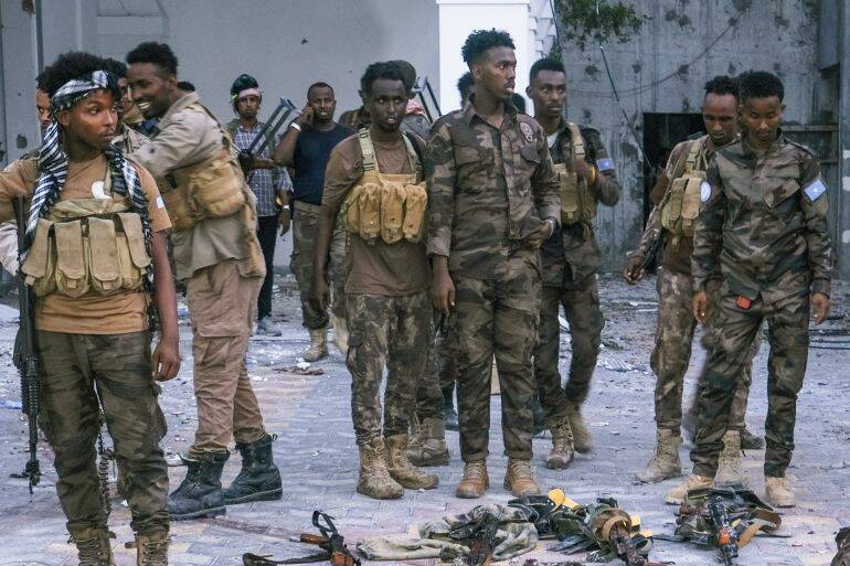 По меньшей мере пять человек погибли в результате взрыва бомбы и нападения с применением огнестрельного оружия в Могадишо