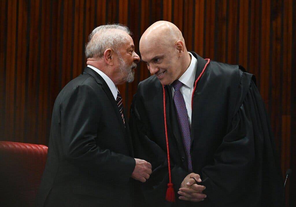 Он - бразильский защитник демократии. Действительно ли он полезен для демократии?