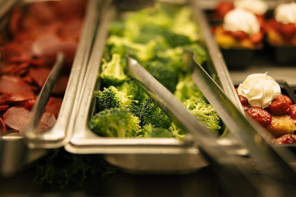 Семьи борются из-за прекращения пандемической программы бесплатного школьного питания