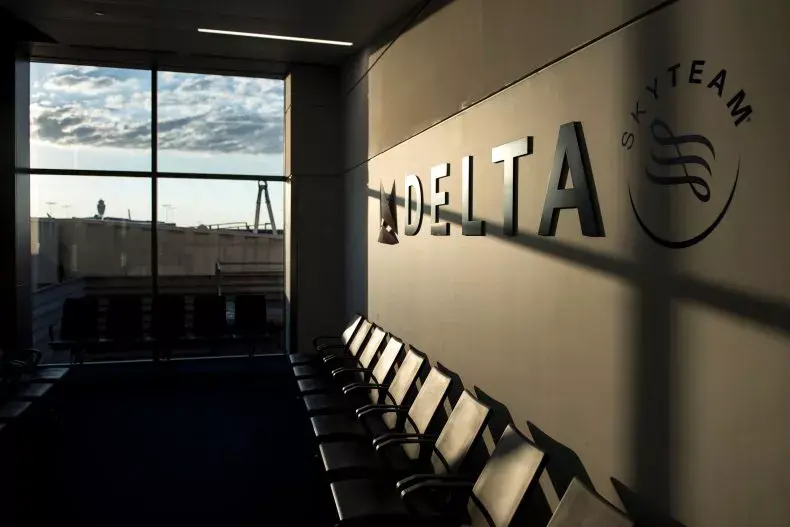 Видео женщины, распыляющей огнетушитель в аэропорту, просмотрели 2 миллиона раз