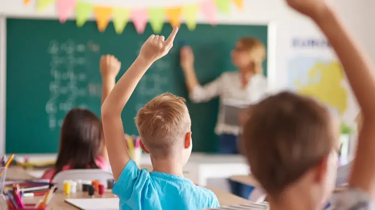 В Барнауле учитель избивал детей линейкой, хватал за волосы и бил лицом об парту