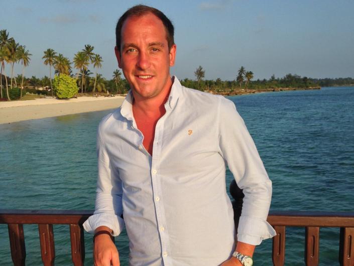 42-летний мужчина нуждался в туалете больше, чем обычно. У него был диагностирован рак толстой кишки, который распространился на печень.