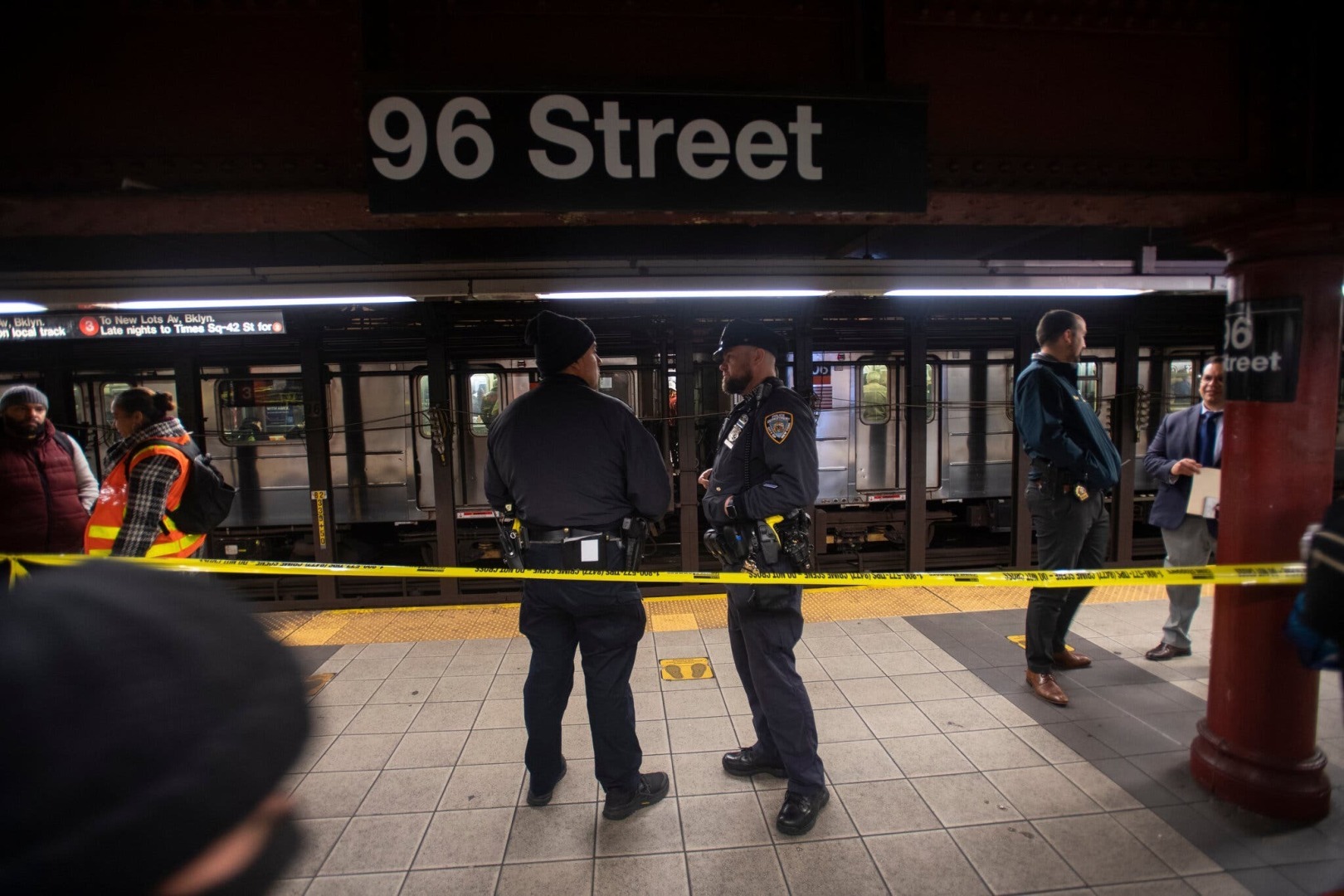 Полиция заявляет, что мужчина обвиняется в смерти другого человека на станции метро Манхэттена.