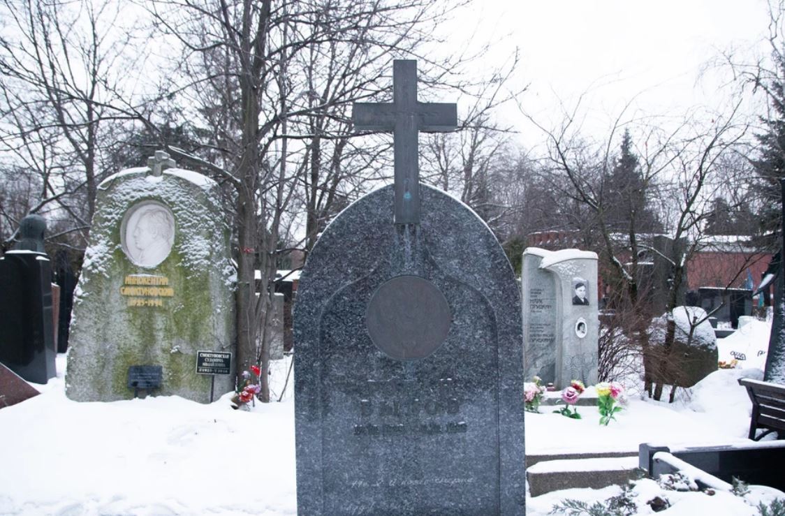 Как выглядят могилы знаменитостей на новодевечьем кладбище.