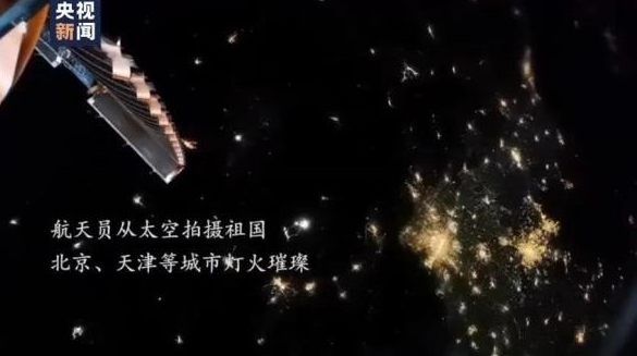 Российские космонавты сфотографировали Китай в новогоднюю ночь из космоса: ярко освещенный и сверкающий фейерверк