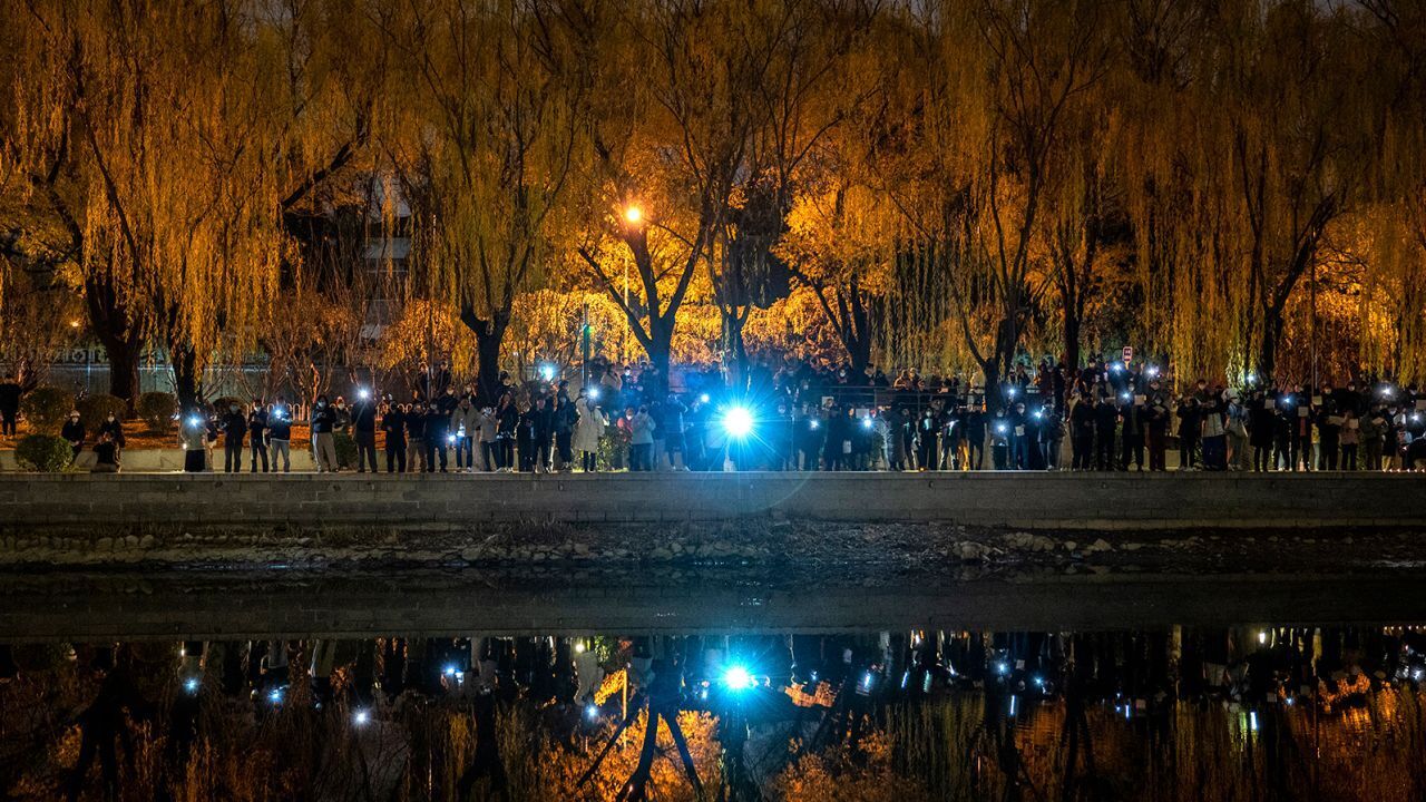 Группа друзей посетила пикет в Пекине. Потом один за другим они исчезли