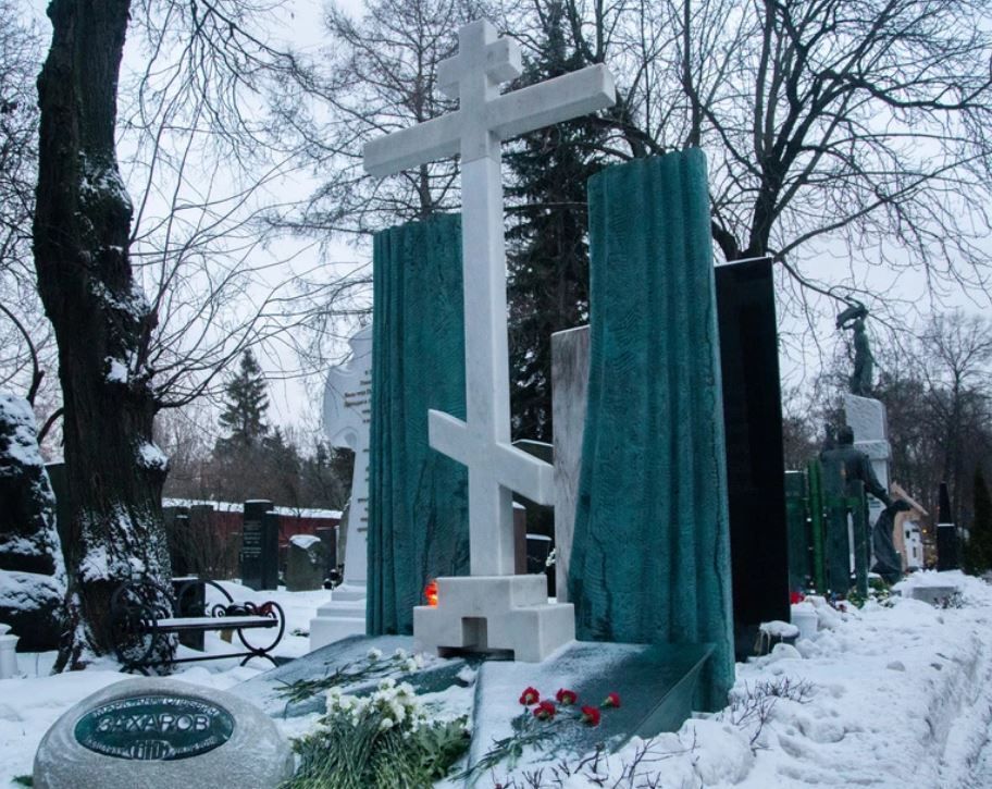 Как выглядят могилы знаменитостей на новодевечьем кладбище.