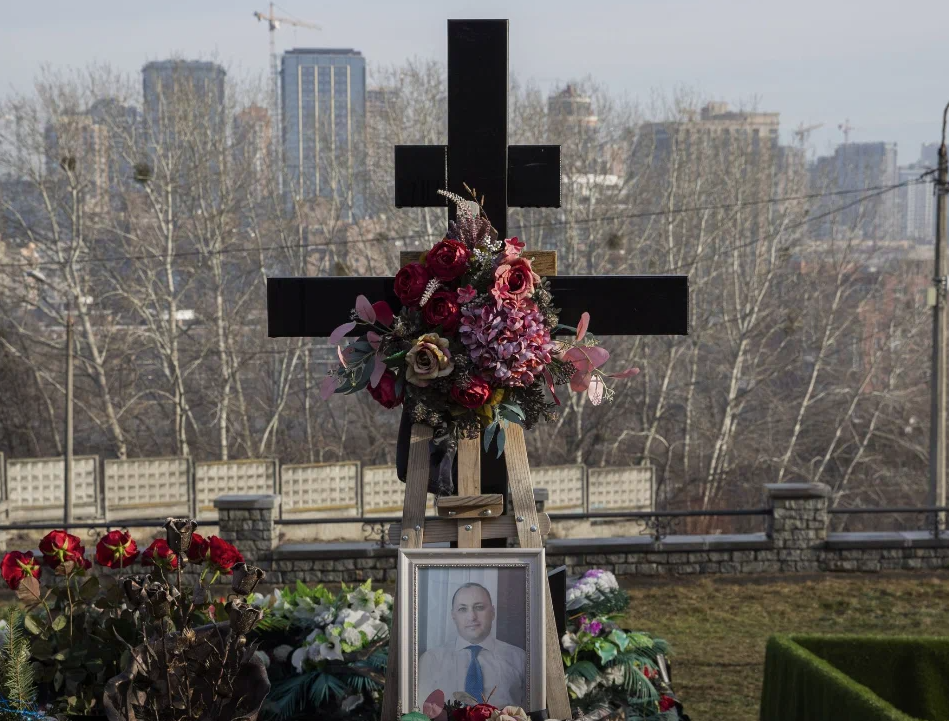 В Киеве в машине СБУ убили участника переговоров с Россией Дениса Киреева, а затем выбросили на улицу.