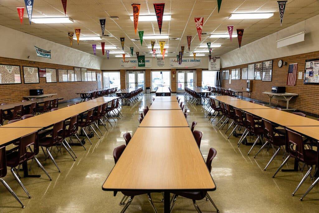 Семьи борются из-за прекращения пандемической программы бесплатного школьного питания