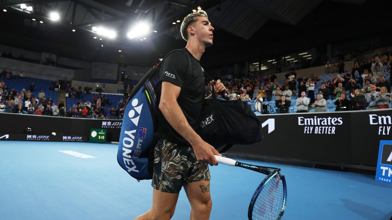 Энди Маррей выигрывает очередную эпическую серию из пяти сетов, обыграв Танаси Коккинакиса в 4:00 на Открытом чемпионате Австралии