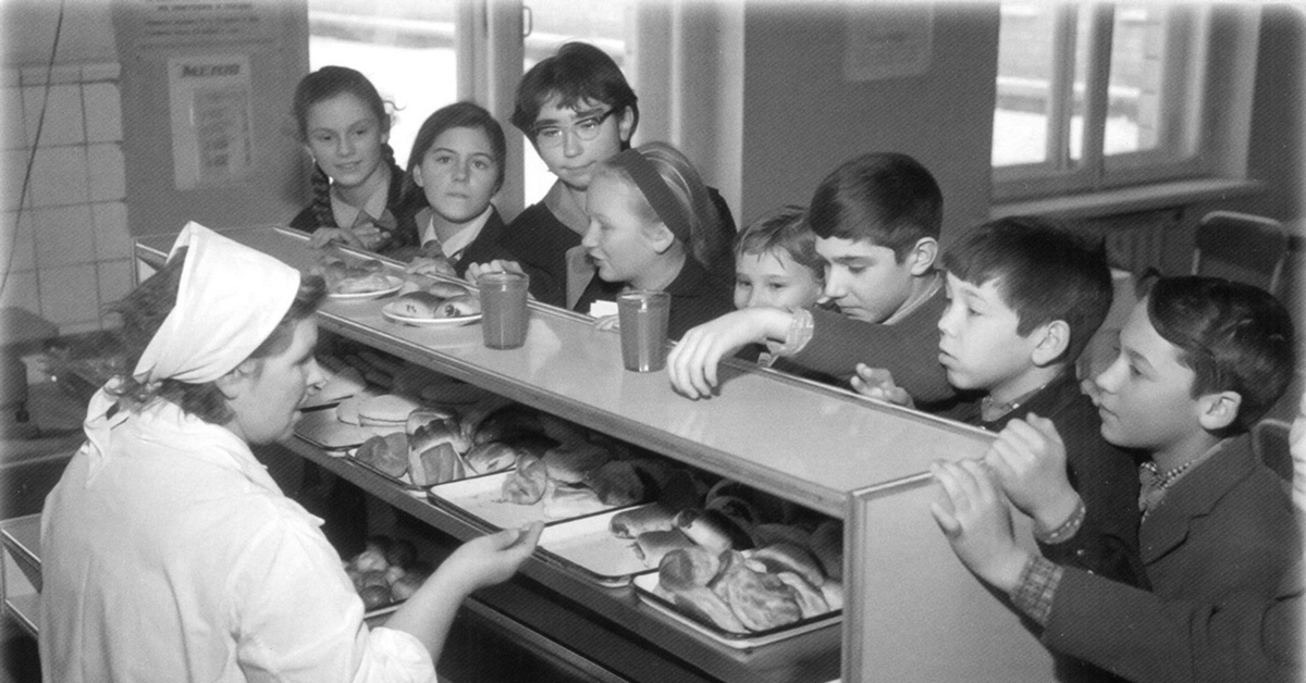 Горячий чай и бублики или полноценный обед. Что кушали советские школьники?