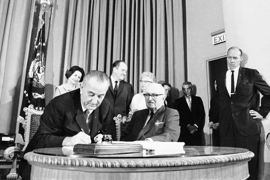 Как правительство США накопило долг в 31 триллион долларов