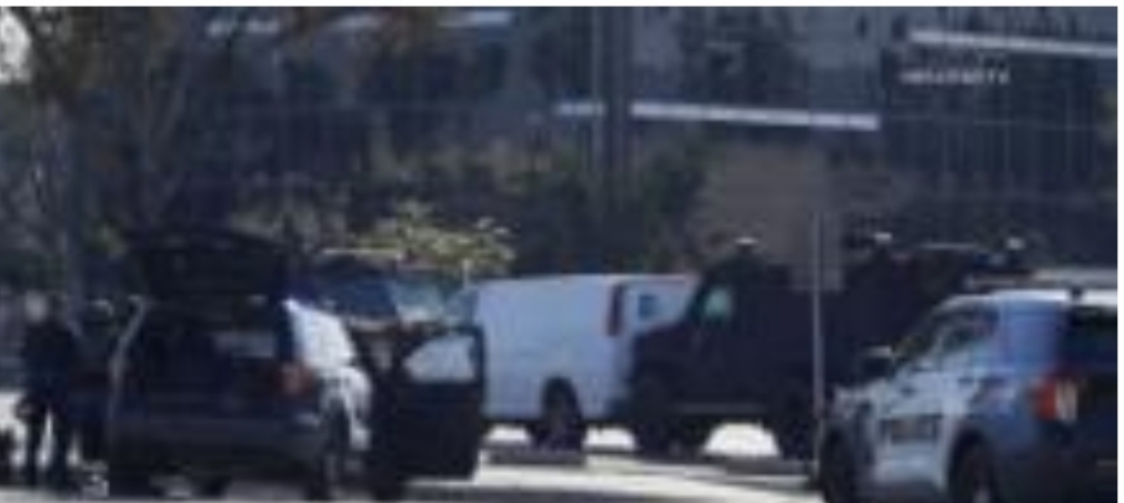 Полиция обыскивает фургон после того, как 10 человек были убиты во время резни в Калифорнии