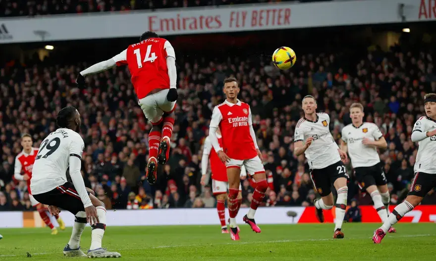 Поздний гол Эдди Нкетиаха завершает триллер, когда "Арсенал" одолел "Манчестер Юнайтед