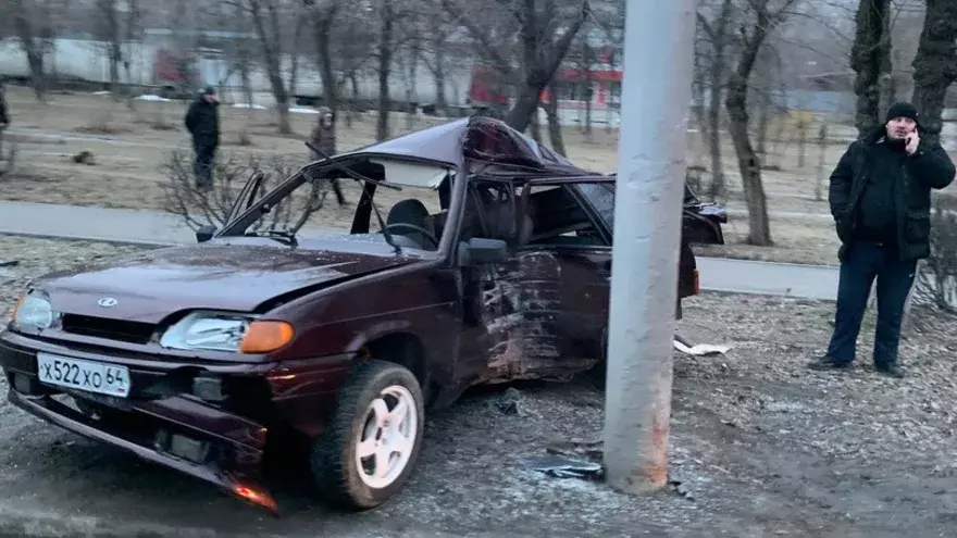 В Саратове произошло столкновение автомобиля «Лада» и столба