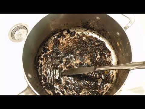 Очистите пригоревшие сковороды домашними средствами