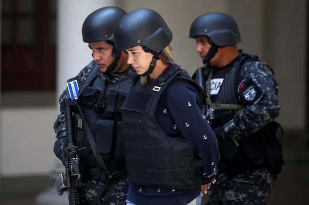 Женщина обвиняется в планировании убийства парагвайского прокурора по борьбе с мафией, который был застрелен на пляже во время медового месяца.