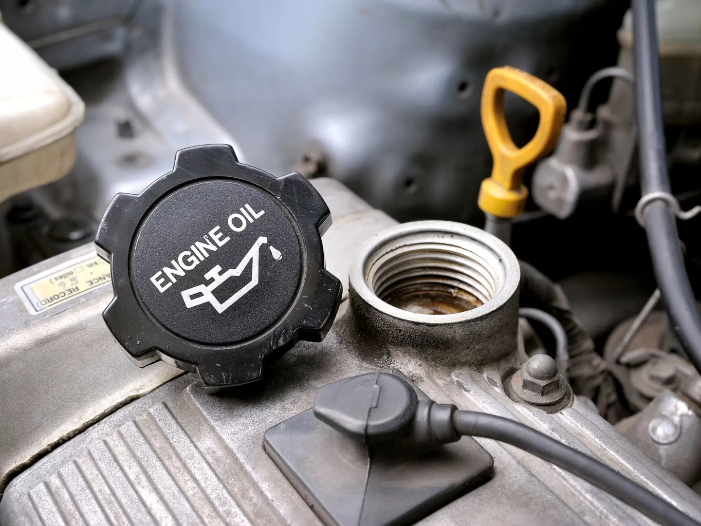 Вульгарно не на выгоду: по какой причине после замены масла может застучать двигатель.