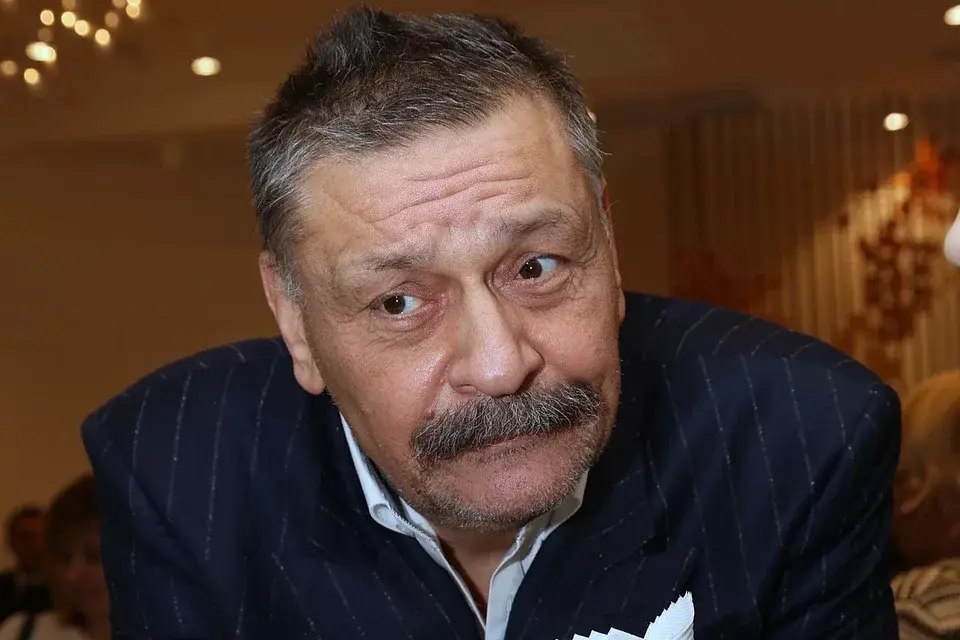 Звезда "Кухни" Дмитрий Назаров без причины нагрубил своим поклонникам в Интернете.