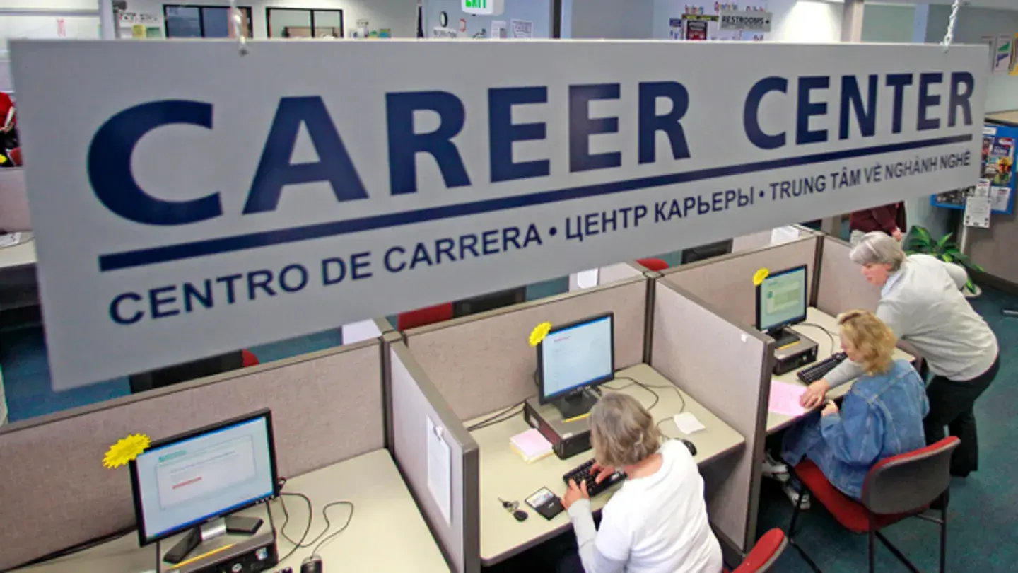 Пока Байден восхваляет экономику США, американцы не могут платить за автомобили