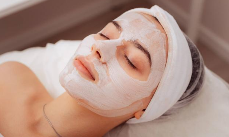 Дерматолог предупреждает об опасности вирусного трюка красоты на TikTok