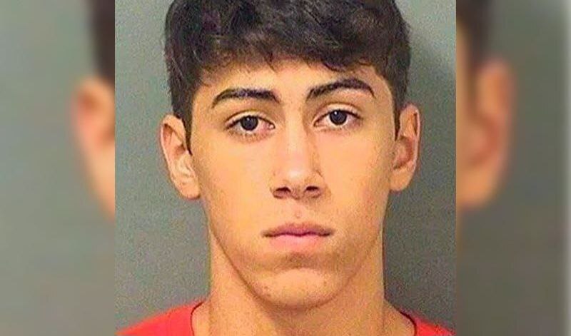 18-летний парень по имени Тимоти из Флориды ворвался в дом соседки, 35-летней женщины. Мужчина надел маску, чтобы закрыть лицо, угрожал ножом, затащил