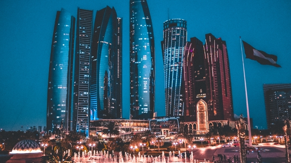 Дубай и Абу-Даби: мегаполис, подвешенный между настоящим и будущим
