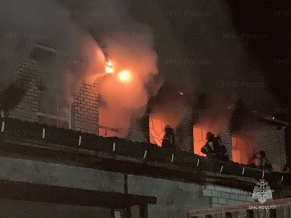 Ранним утром под Орлом ликвидировали крупный пожар. Горел рыбный цех