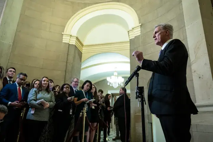 Кевин Маккарти отказывает в местах в комитете по разведке Эрику Свалуэллу и Адаму Шиффу