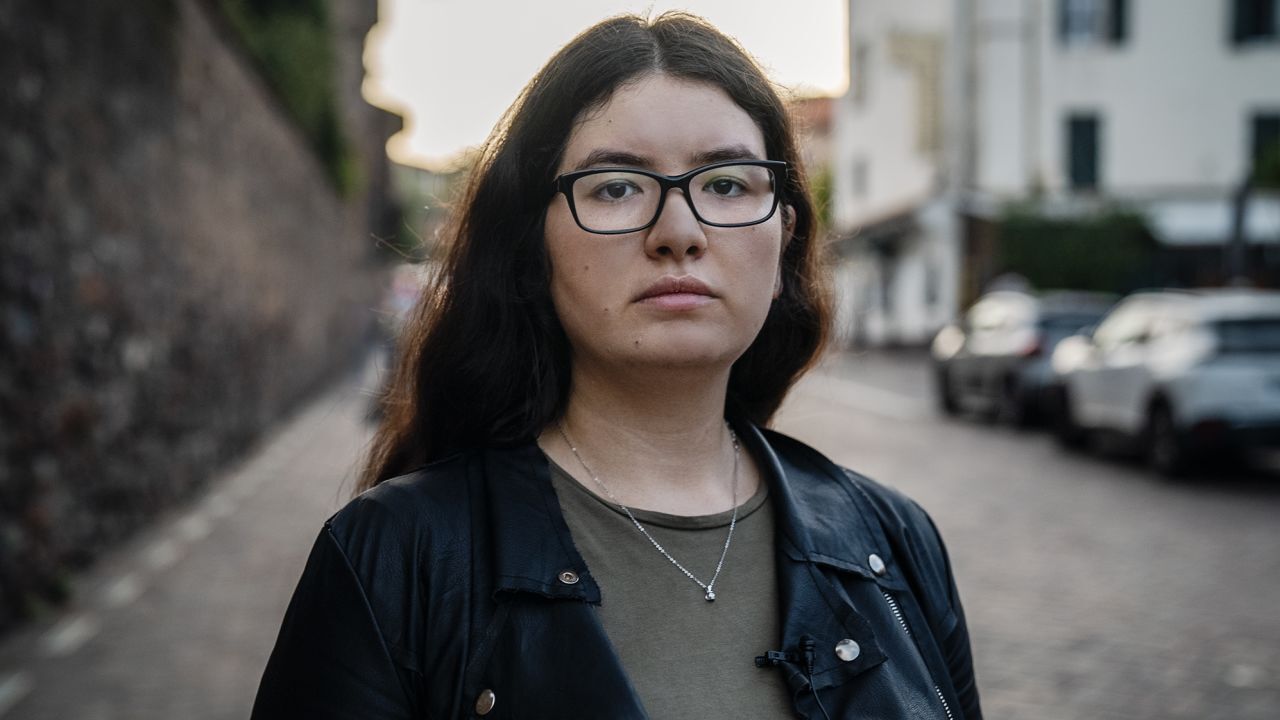 Высокопоставленные российские чиновники дезертируют. Этот человек помогает им