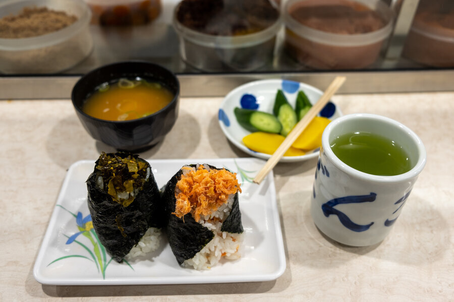 Люди в Токио стоят в очереди по 3 часа, чтобы попробовать эти японские рисовые шарики