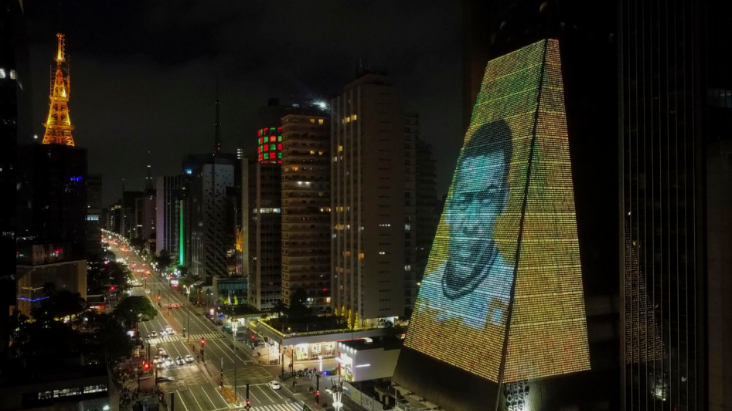 Бразилия оплакивает смерть своего короля.