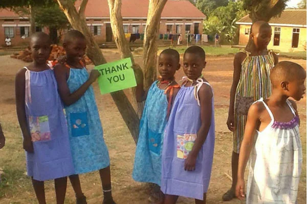 99-летняя бабушка Лилиан шьет платья для африканских девочек