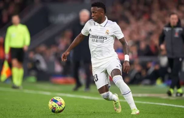 «Реал Мадрид»: манекен, изображающий Винисиуса, повесили на мосту перед дерби против «Атлетико».