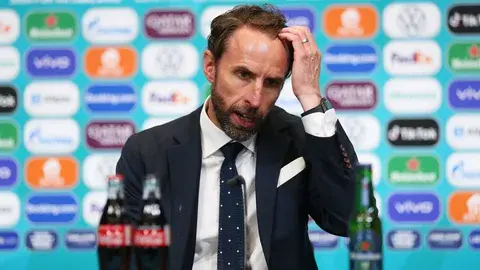 Гарет Саутгейт: главный тренер сборной Англии о решении остаться, чемпионате мира и правах человека