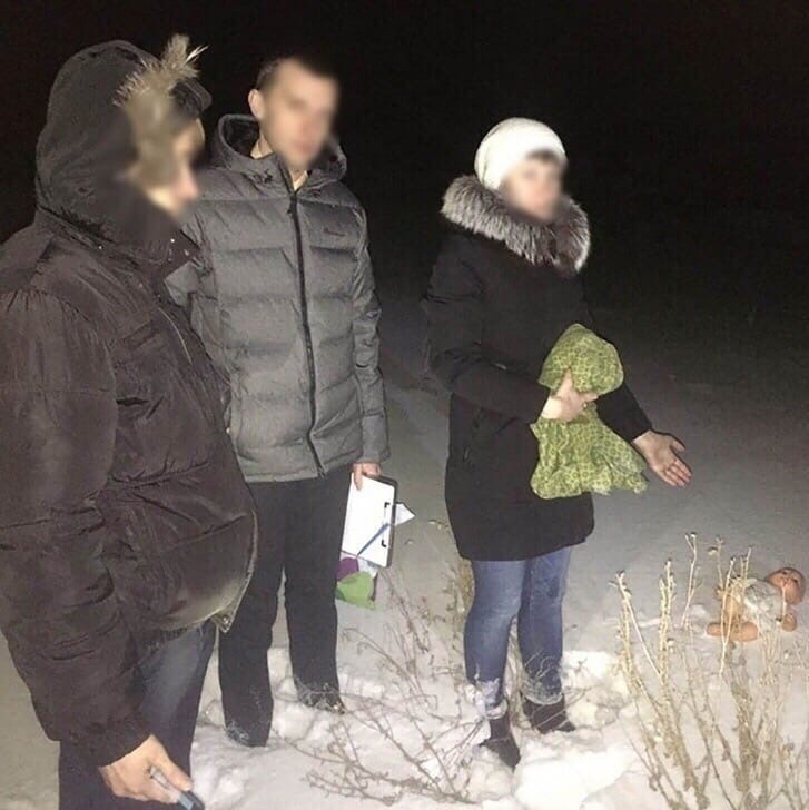 Заботливая мамаша выбросила младенца в снег.