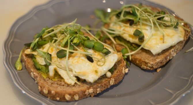 Рецепт тостов с яйцом и авокадо - сытный и полезный