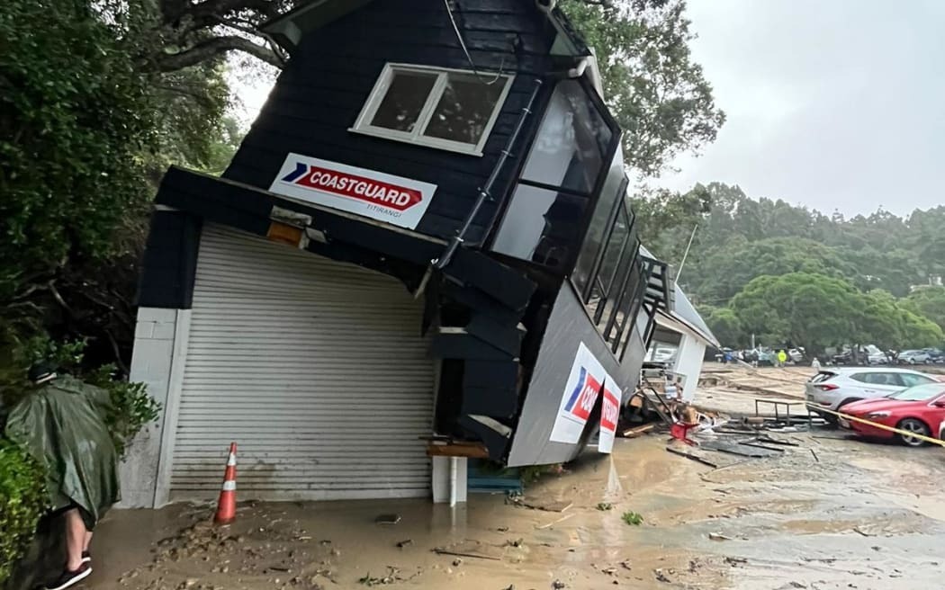 На фото: проливной дождь вызвал наводнение, эвакуация в Окленде