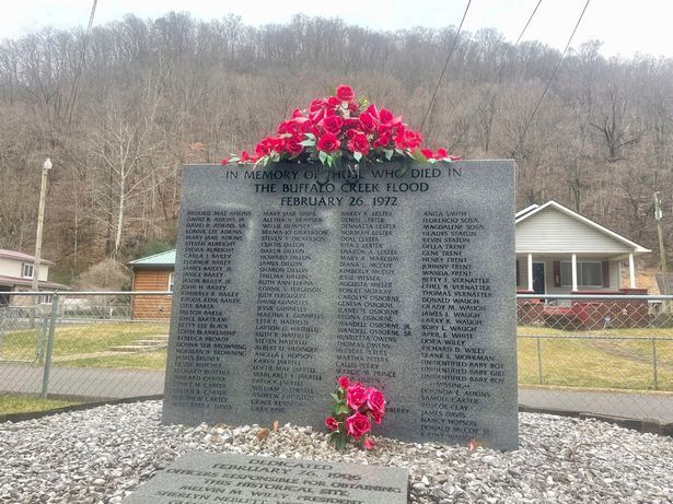 Ужасная черная жидкая жижа из плотины, которая разрушила 16 городков и убила 125 человек