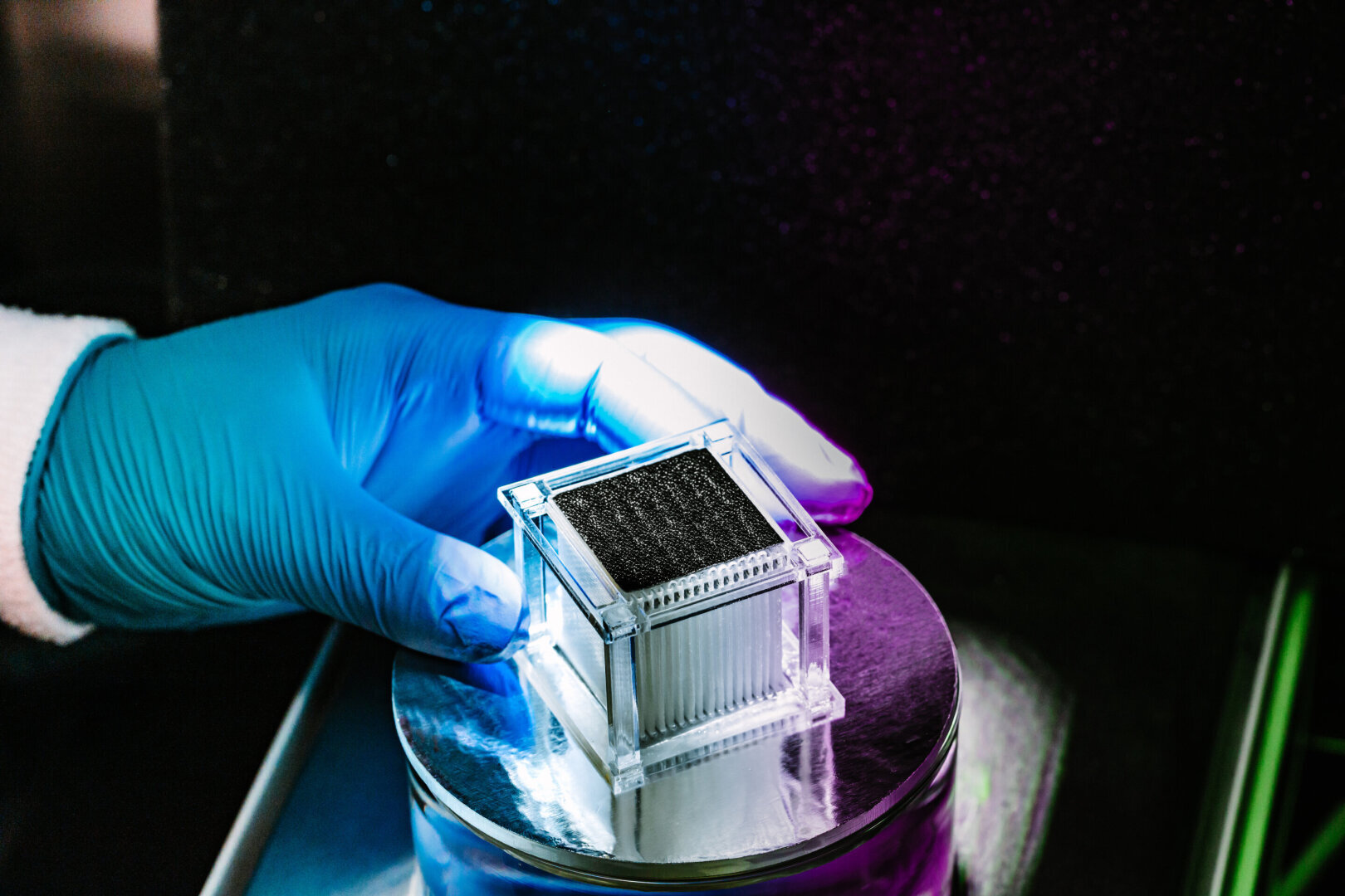 Микроканалы, удаляющие соль, помогают сделать морскую воду пригодной для питья, используя энергию солнца