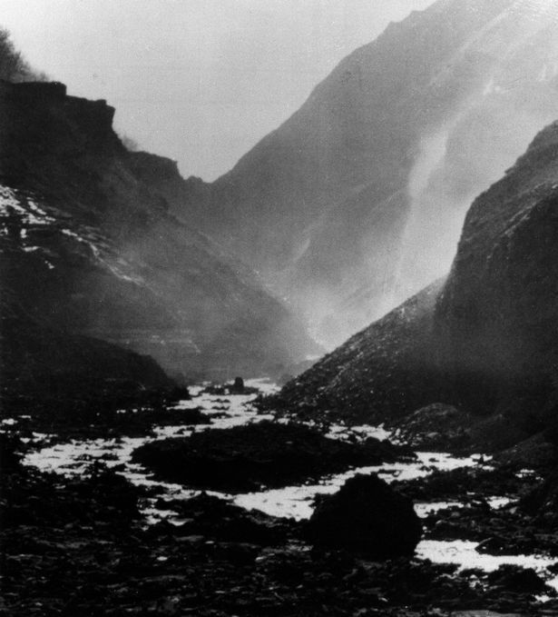 Ужасная черная жидкая жижа из плотины, которая разрушила 16 городков и убила 125 человек