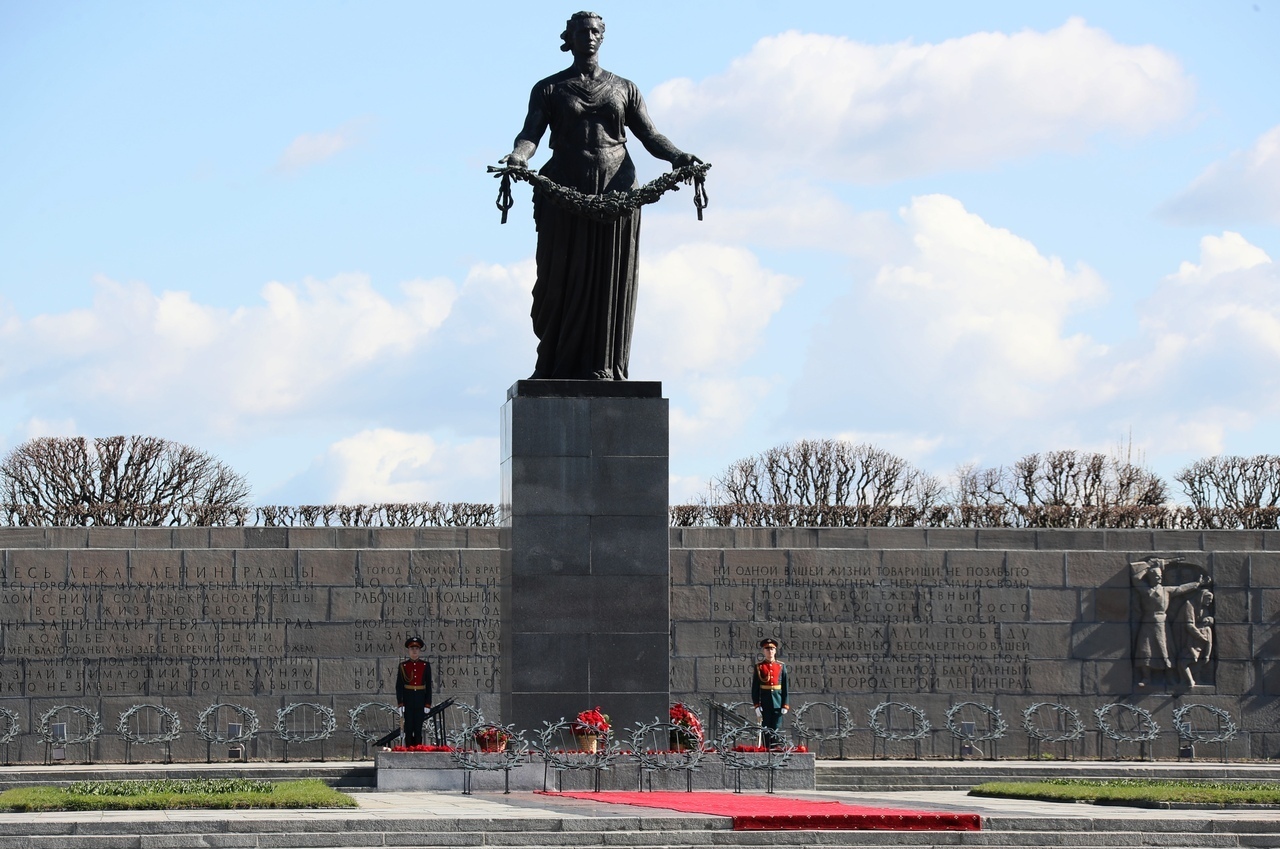 Мемориал на Пискаревском кладбище в Петербурге
