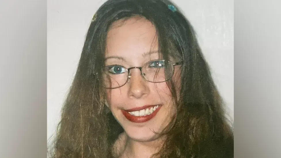 Лора Уинхэм: женщина из Суррея три года пролежала мертвой в квартире, говорят родственники