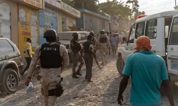 Перестрелка у дома премьер-министра Гаити после того, как повстанческая полиция пронеслась по столице