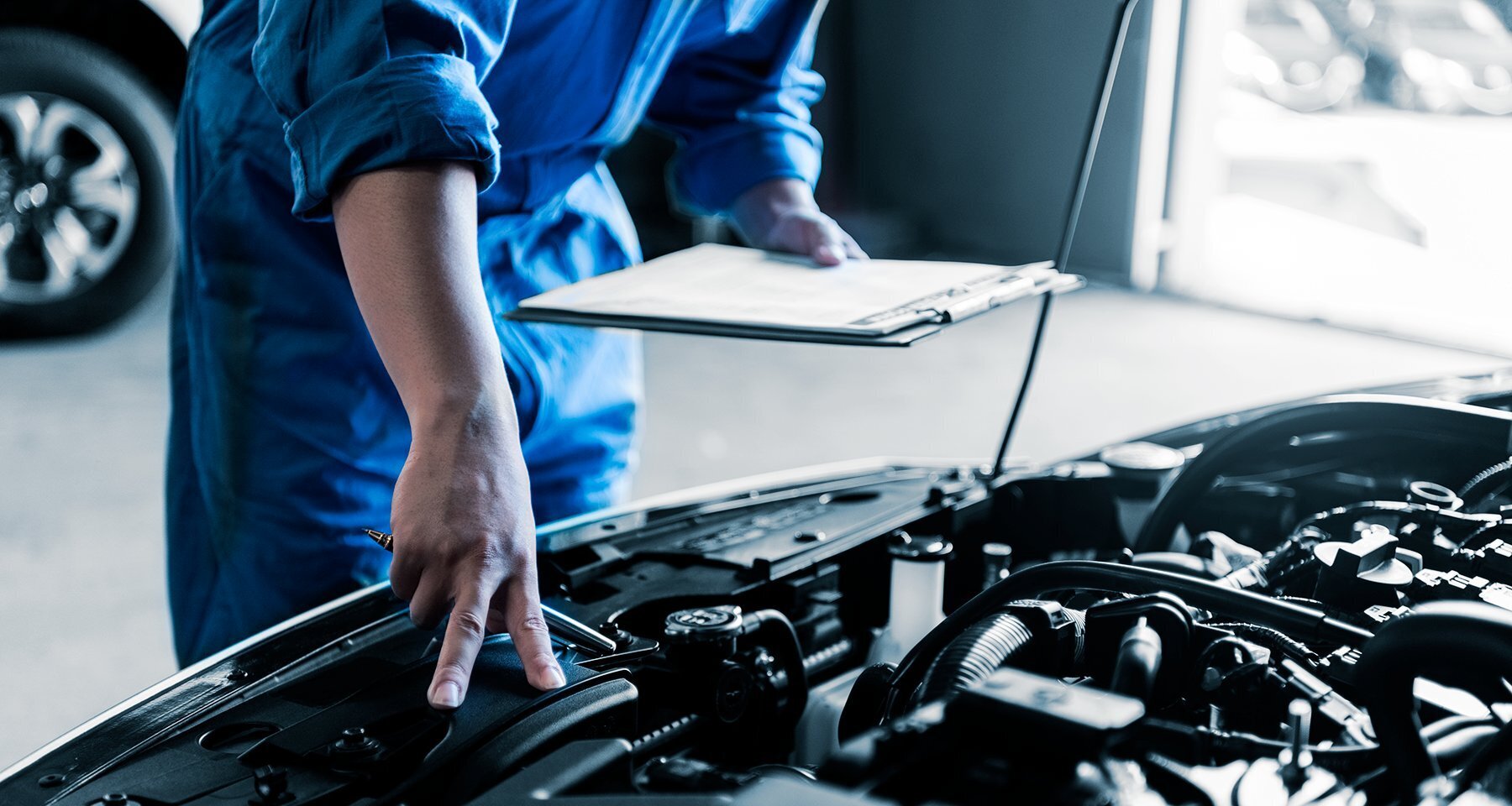 Качество автомобилей. Car service. Фон для визитки автослесарь. Человек в машинном масле. Холдинг механика